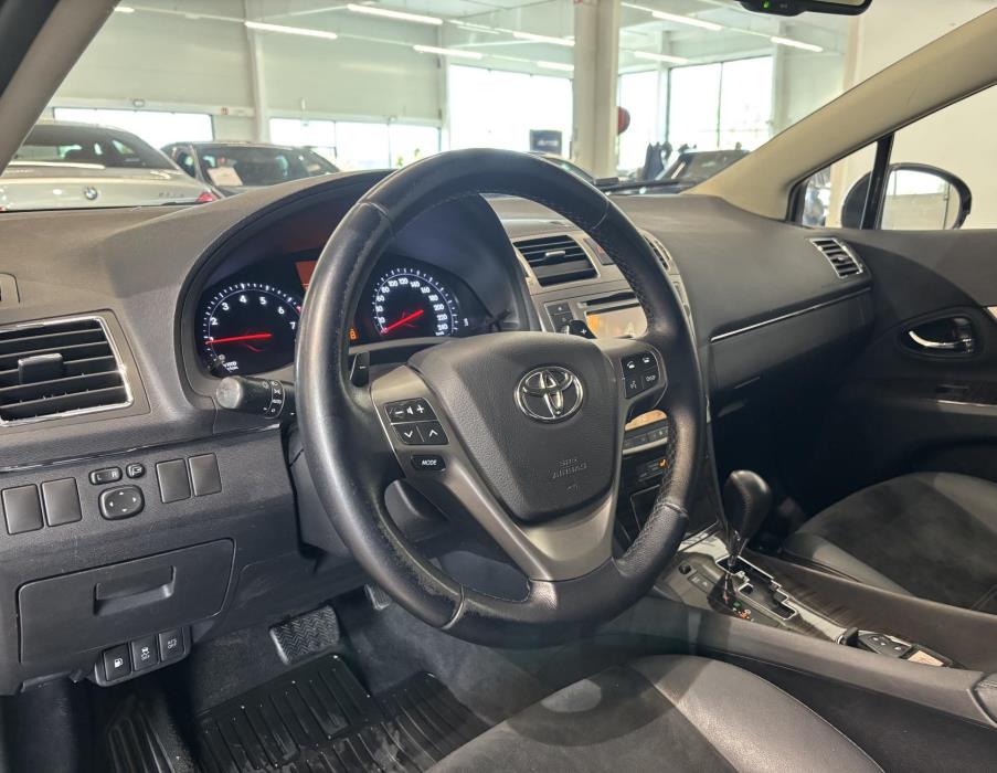 TOYOTA Avensis 2012