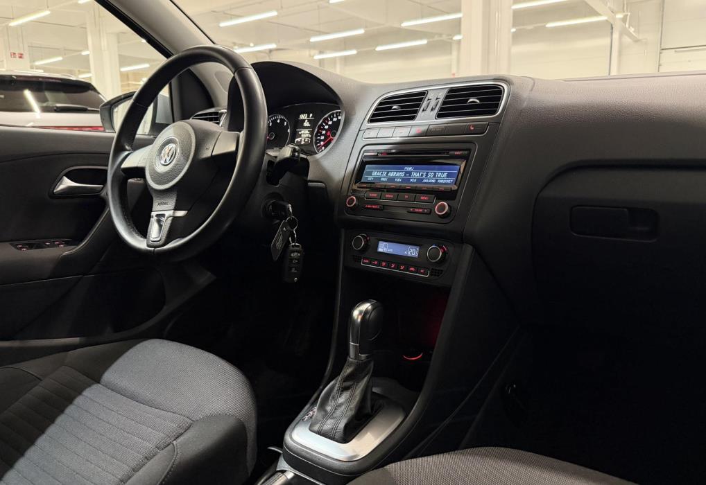 VOLKSWAGEN Polo 2014
