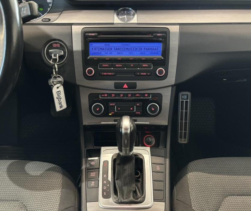 VOLKSWAGEN Passat 2011
