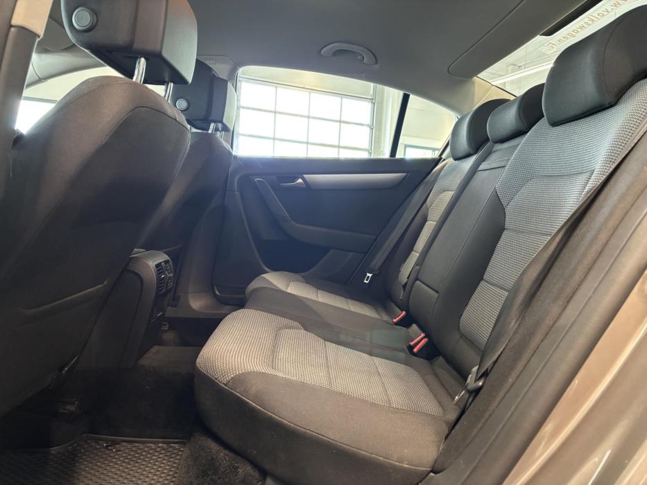 VOLKSWAGEN Passat 2011