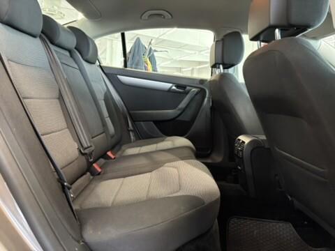 VOLKSWAGEN Passat 2011
