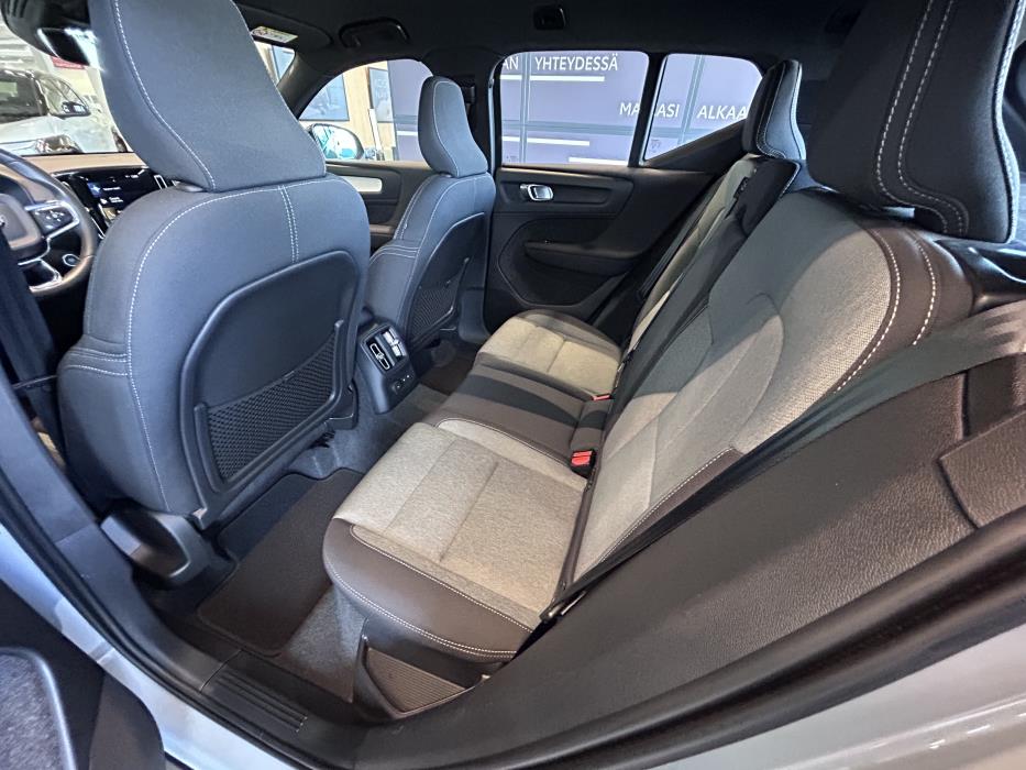 VOLVO XC40 2023
