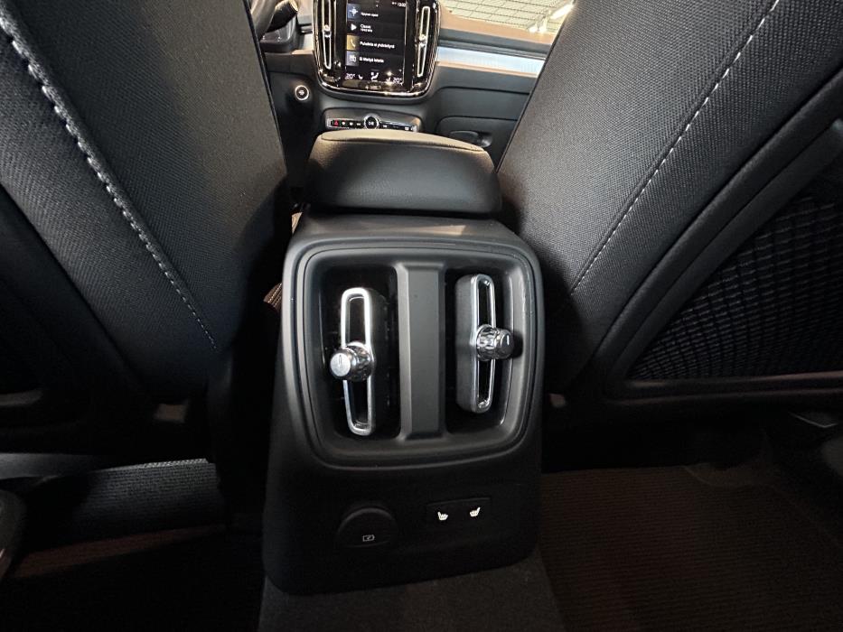 VOLVO XC40 2023