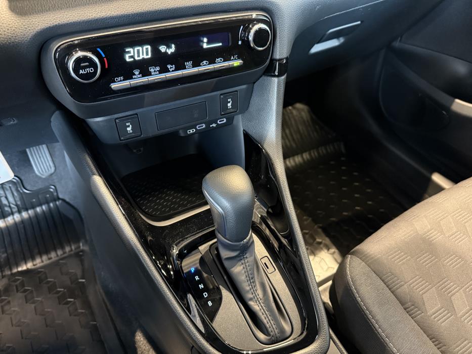 TOYOTA YARIS 2025
