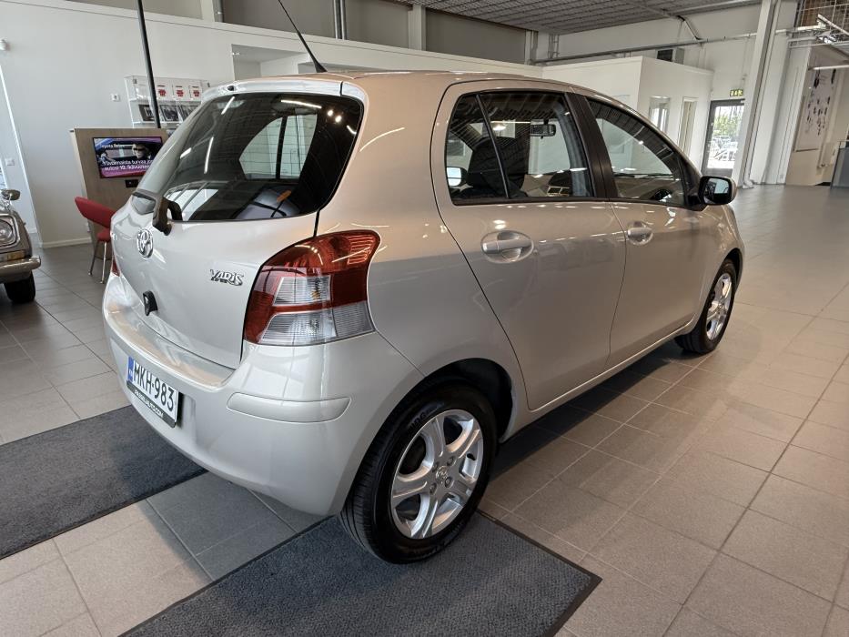 TOYOTA YARIS 2010