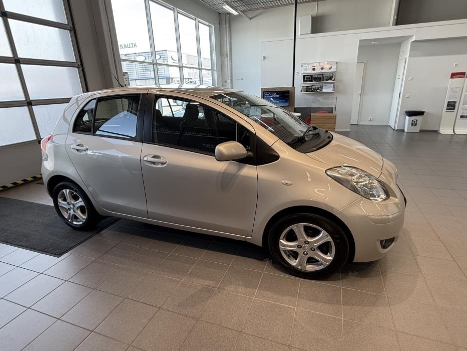 TOYOTA YARIS 2010