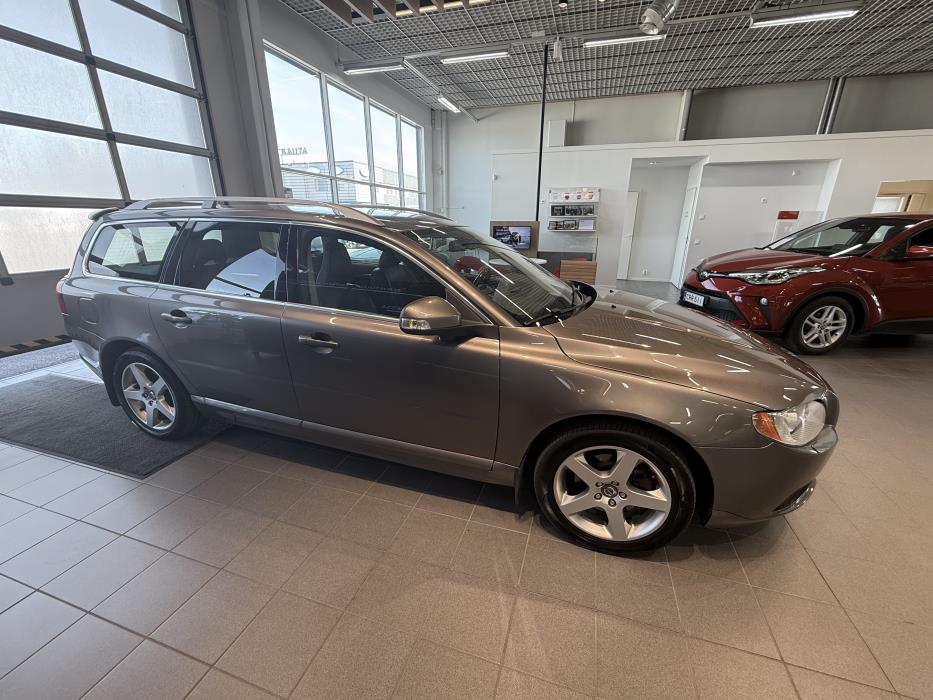 VOLVO V70 2010