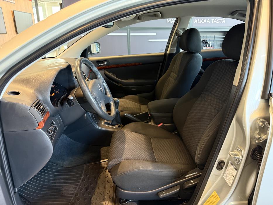 TOYOTA AVENSIS 2004