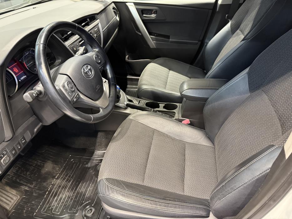 TOYOTA Auris 2015