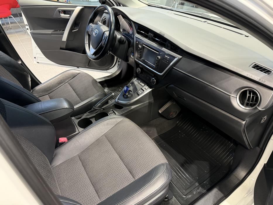 TOYOTA Auris 2015