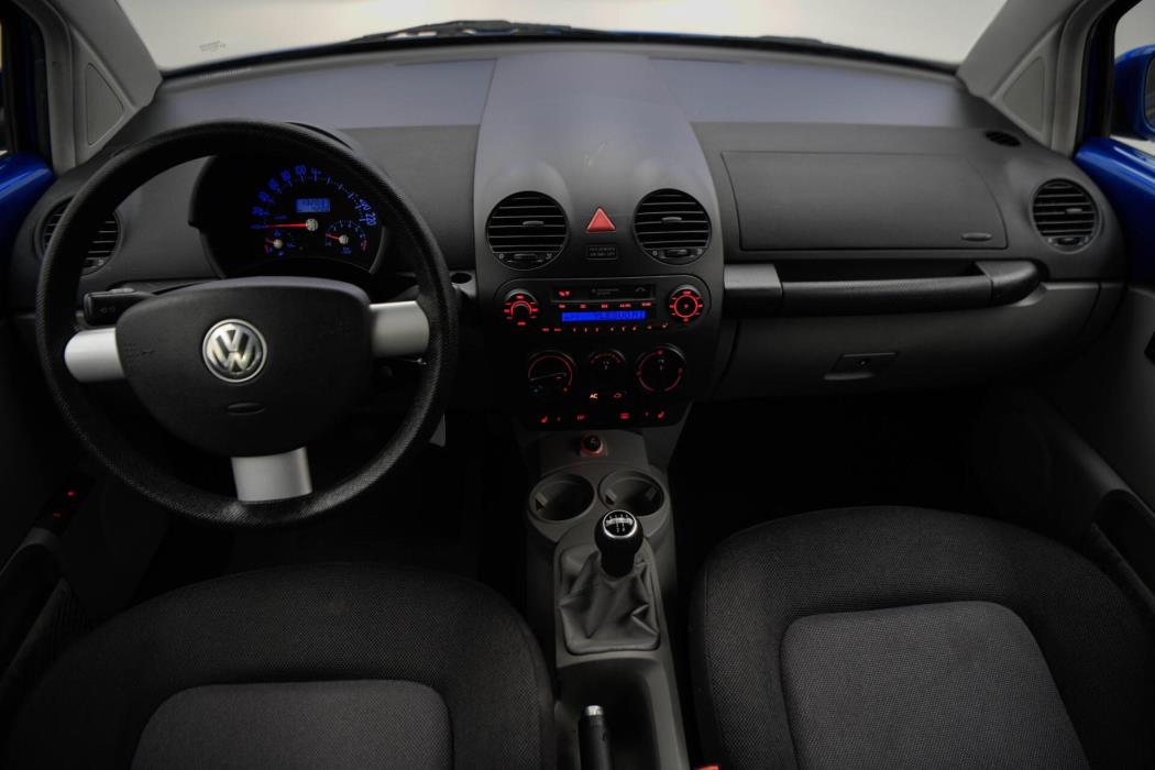 VOLKSWAGEN New Beetle 2003