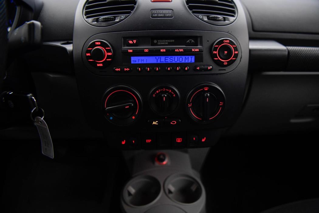 VOLKSWAGEN New Beetle 2003