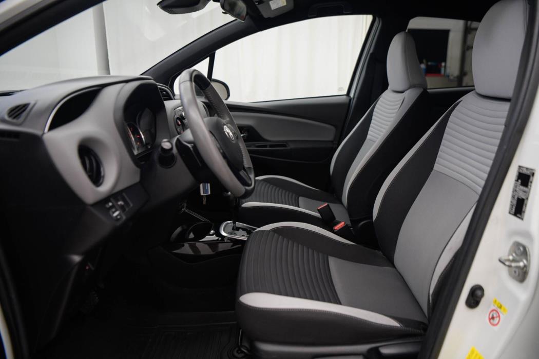 TOYOTA Yaris 2016