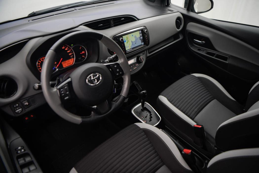 TOYOTA Yaris 2016