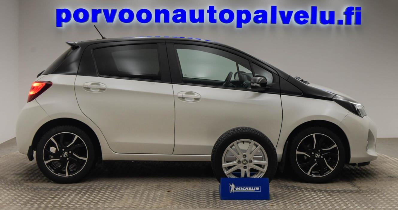TOYOTA Yaris 2016
