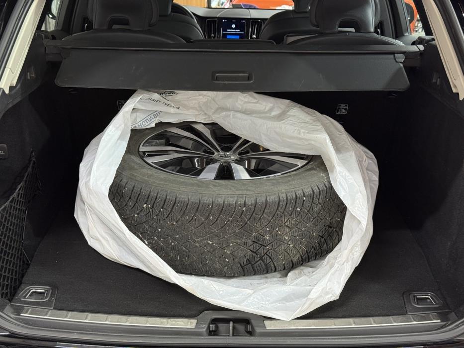 VOLVO XC60 2023