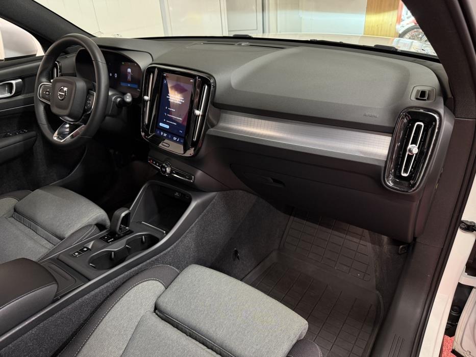 VOLVO XC40 2023