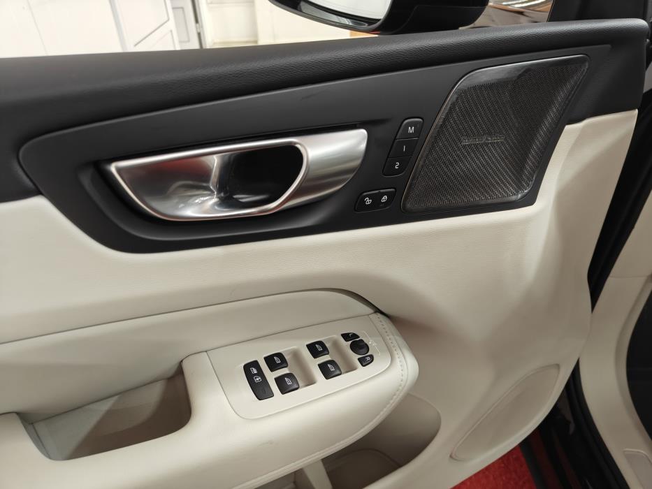 VOLVO XC60 2024