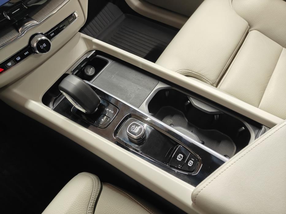 VOLVO XC60 2024