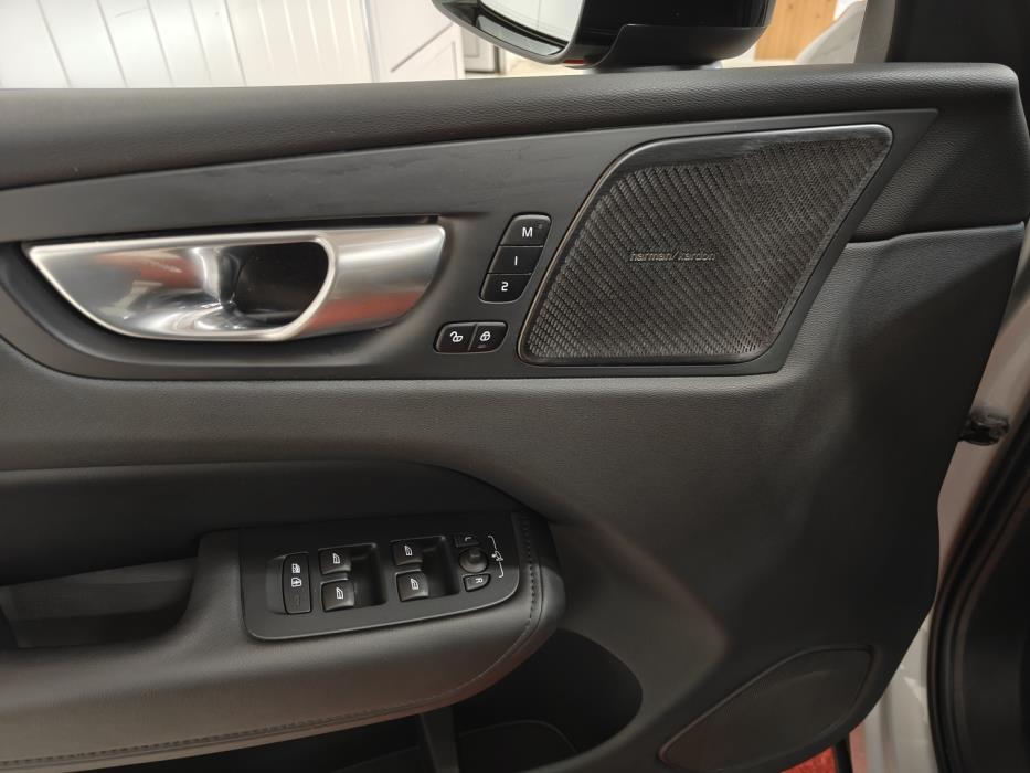 VOLVO XC60 2023