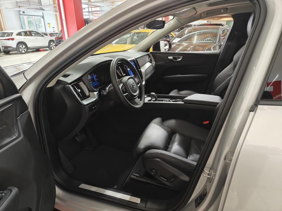 VOLVO XC60 2023