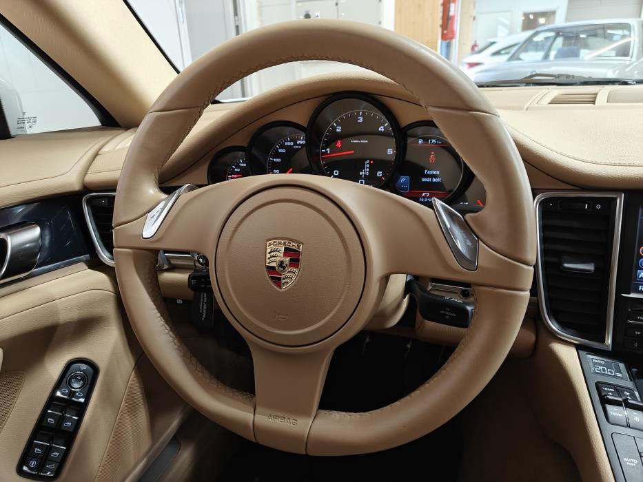 PORSCHE Panamera 2012