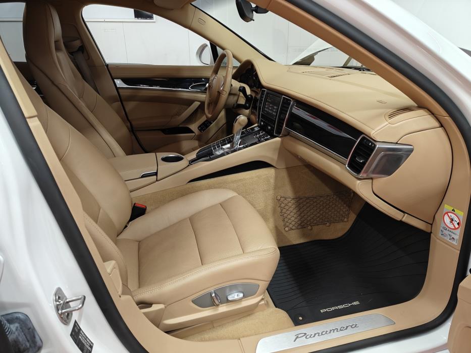 PORSCHE Panamera 2012