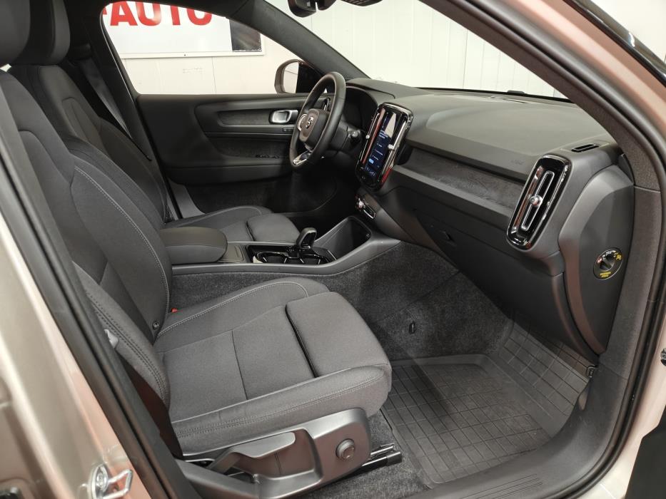 VOLVO XC40 2023