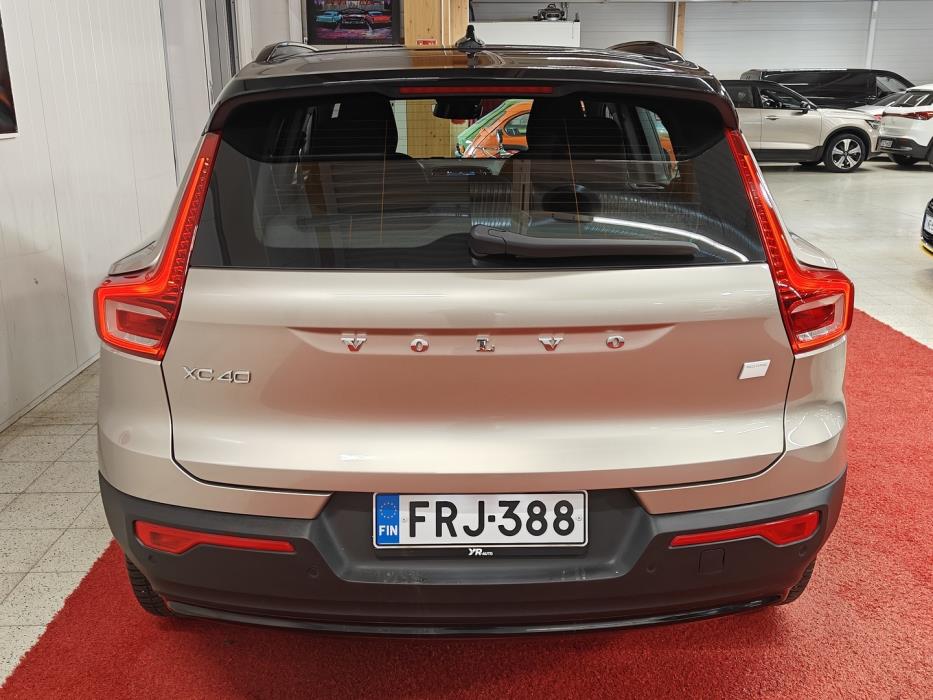 VOLVO XC40 2023