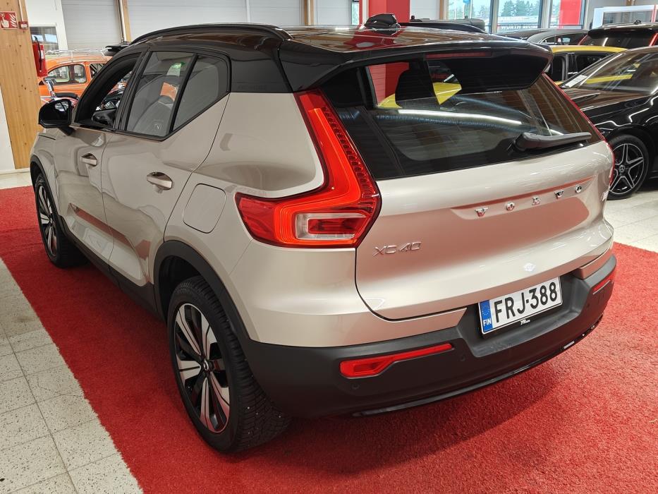 VOLVO XC40 2023