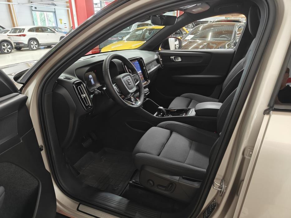 VOLVO XC40 2023