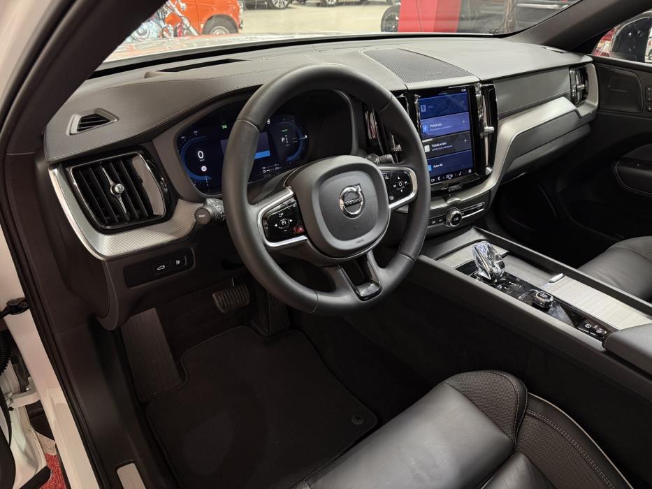 VOLVO XC60 2023