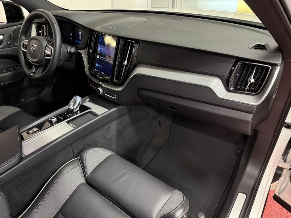 VOLVO XC60 2023
