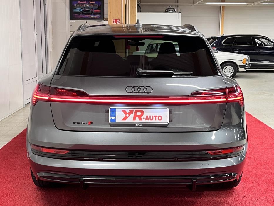 AUDI E-TRON 2022