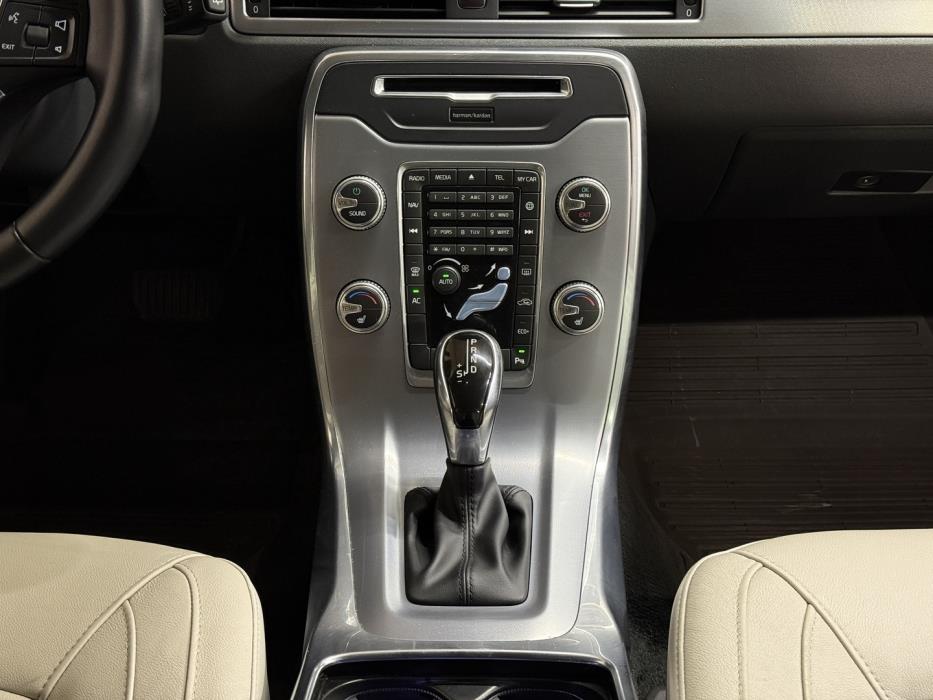 VOLVO V70 2016