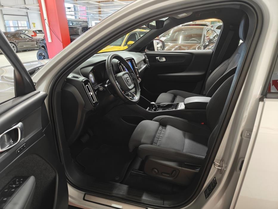 VOLVO XC40 2024