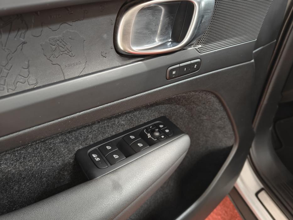 VOLVO XC40 2024