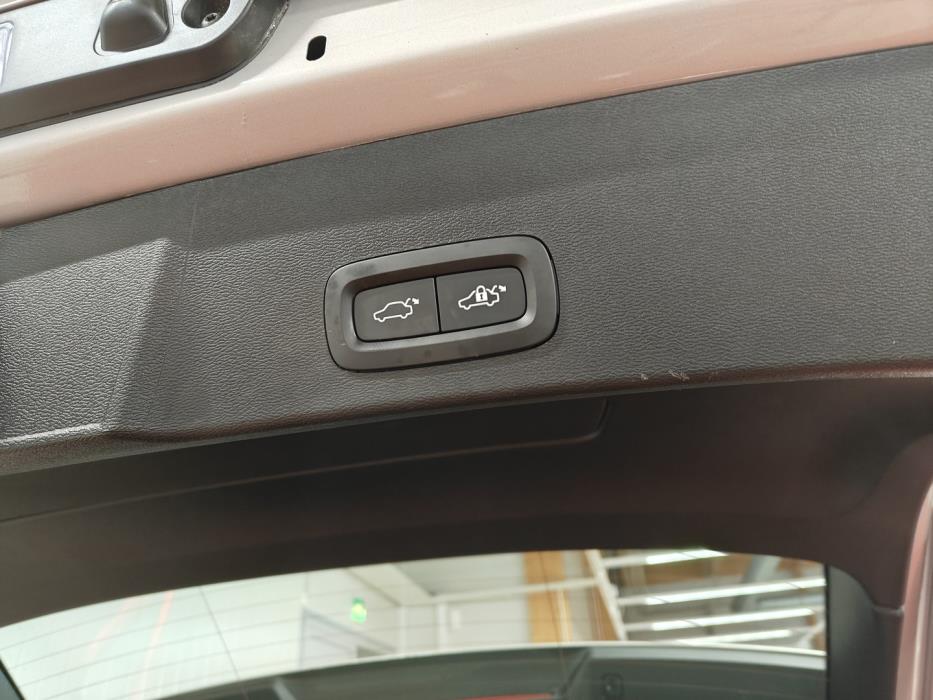 VOLVO XC40 2024