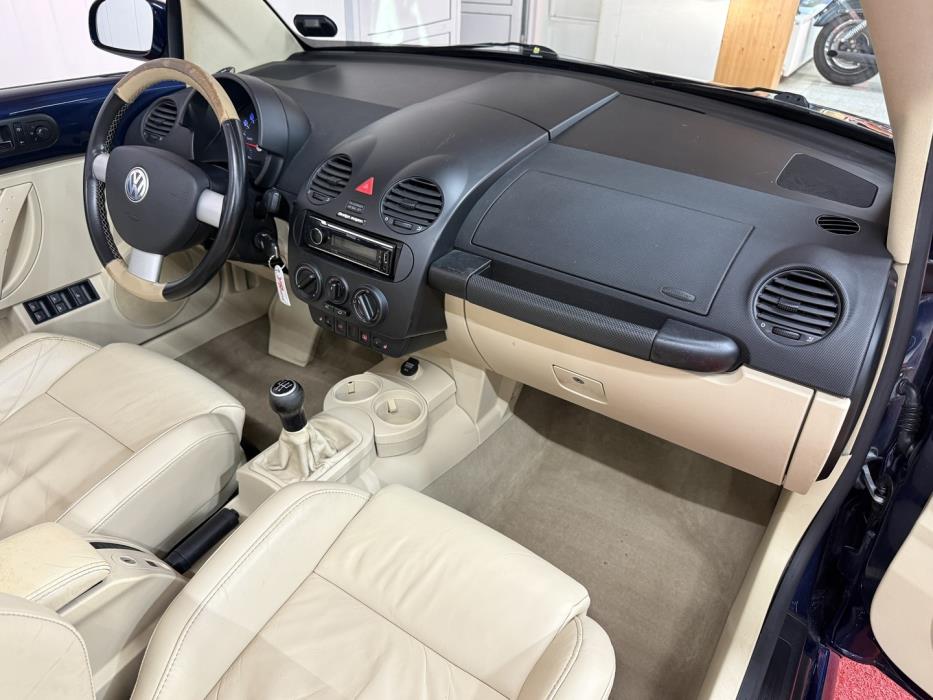 VOLKSWAGEN New Beetle 2004