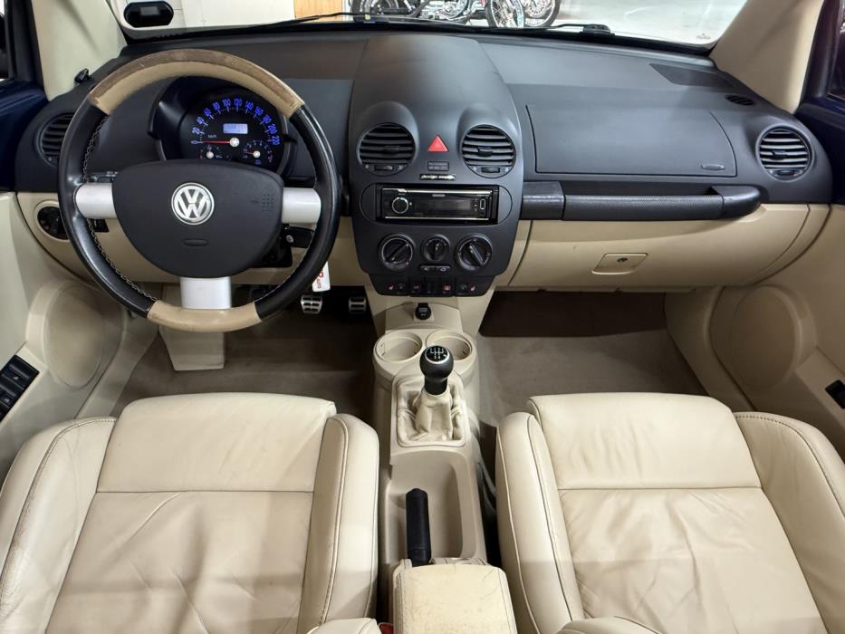 VOLKSWAGEN New Beetle 2004