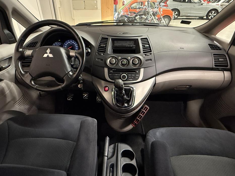 MITSUBISHI Grandis 2009