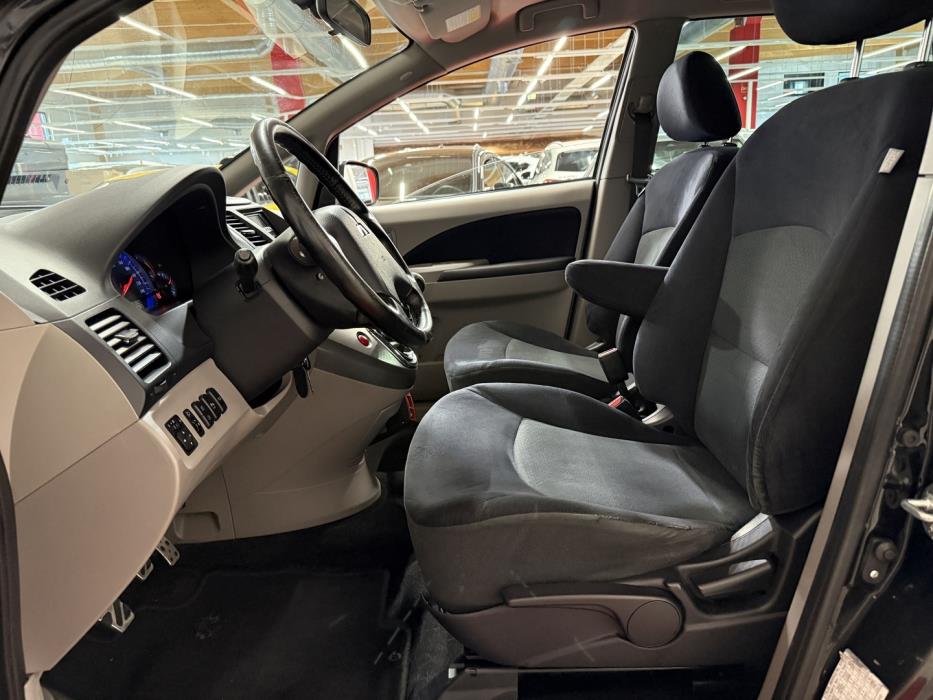 MITSUBISHI Grandis 2009