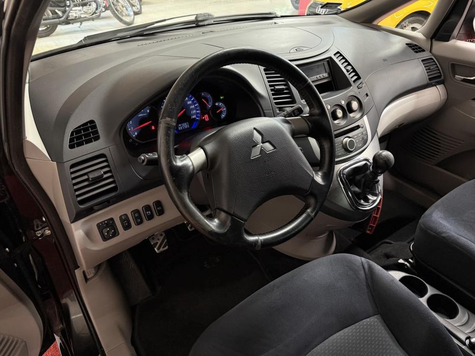 MITSUBISHI Grandis 2009