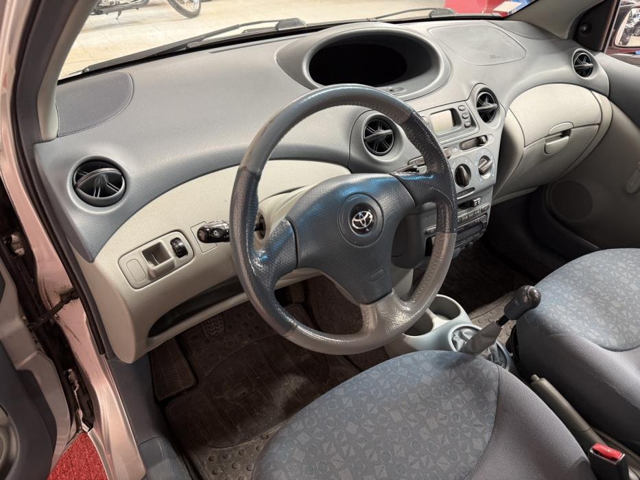 TOYOTA Yaris 2001