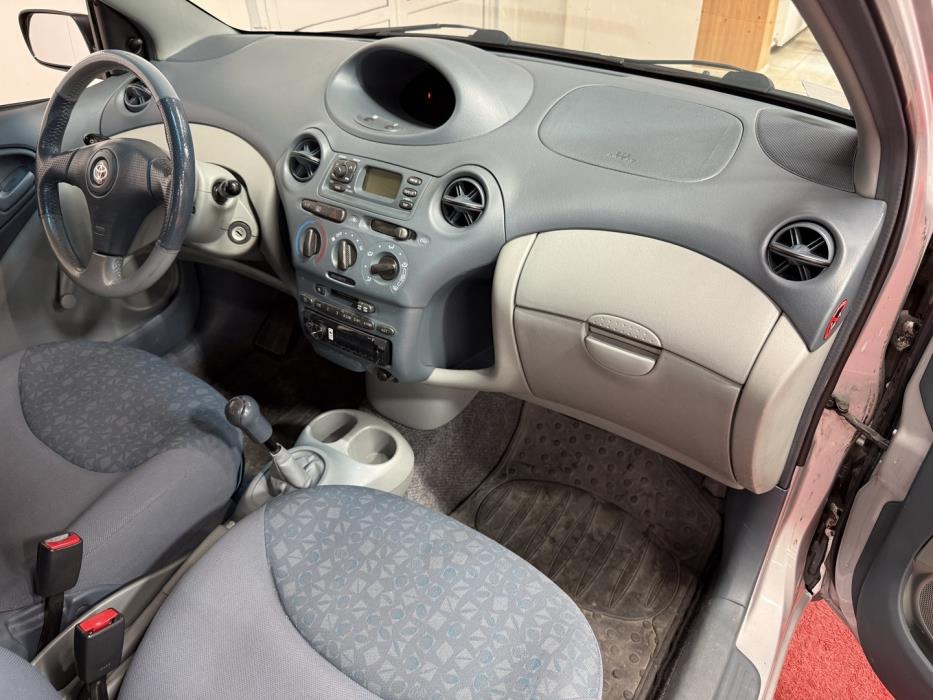 TOYOTA Yaris 2001