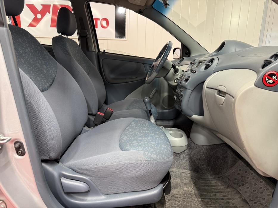 TOYOTA Yaris 2001