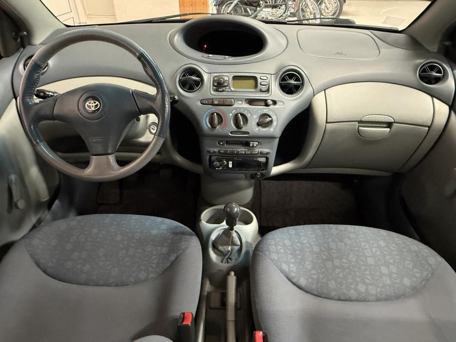 TOYOTA Yaris 2001