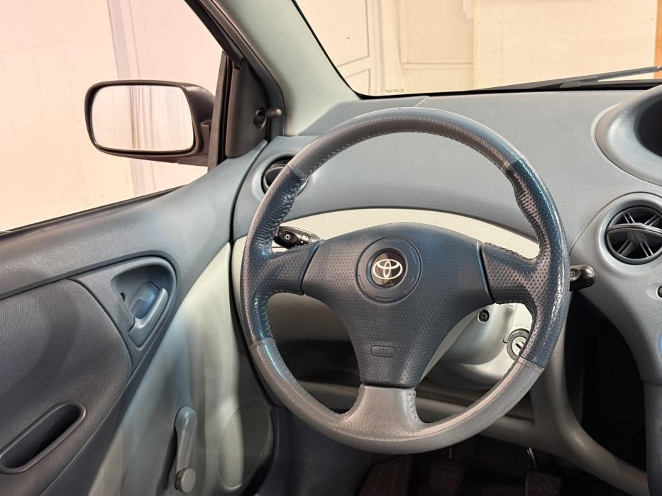 TOYOTA Yaris 2001