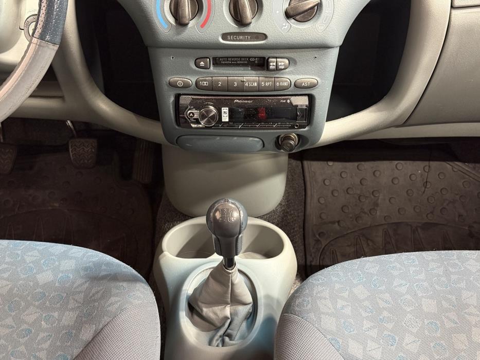 TOYOTA Yaris 2001