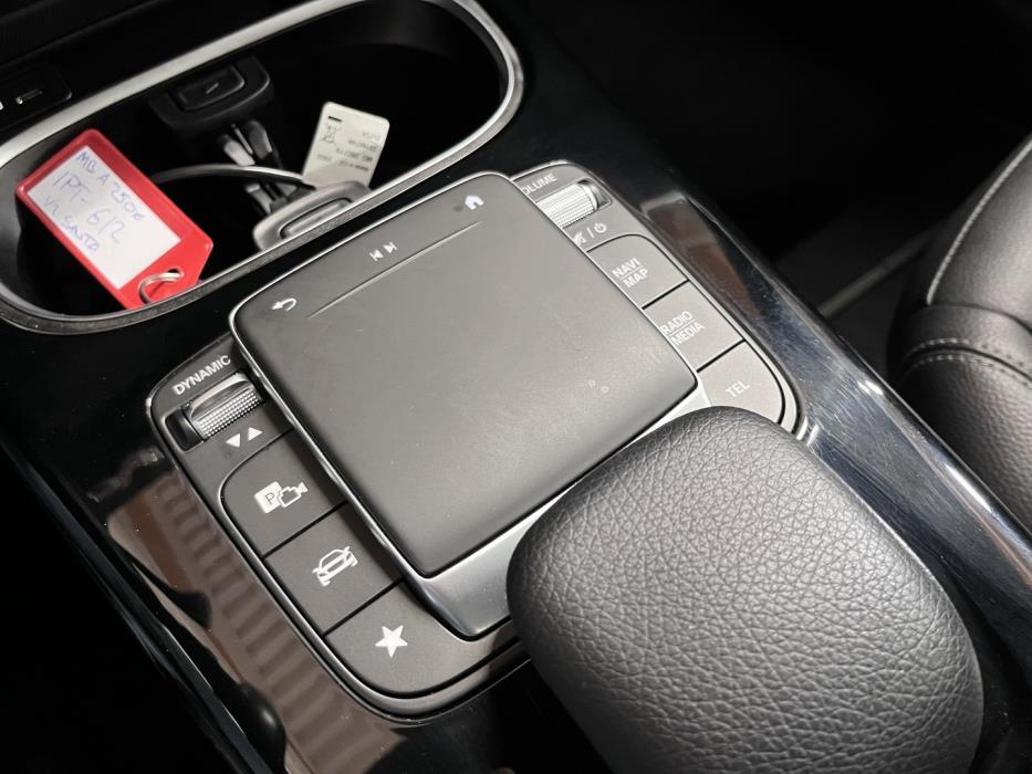 MERCEDES-BENZ A 2022